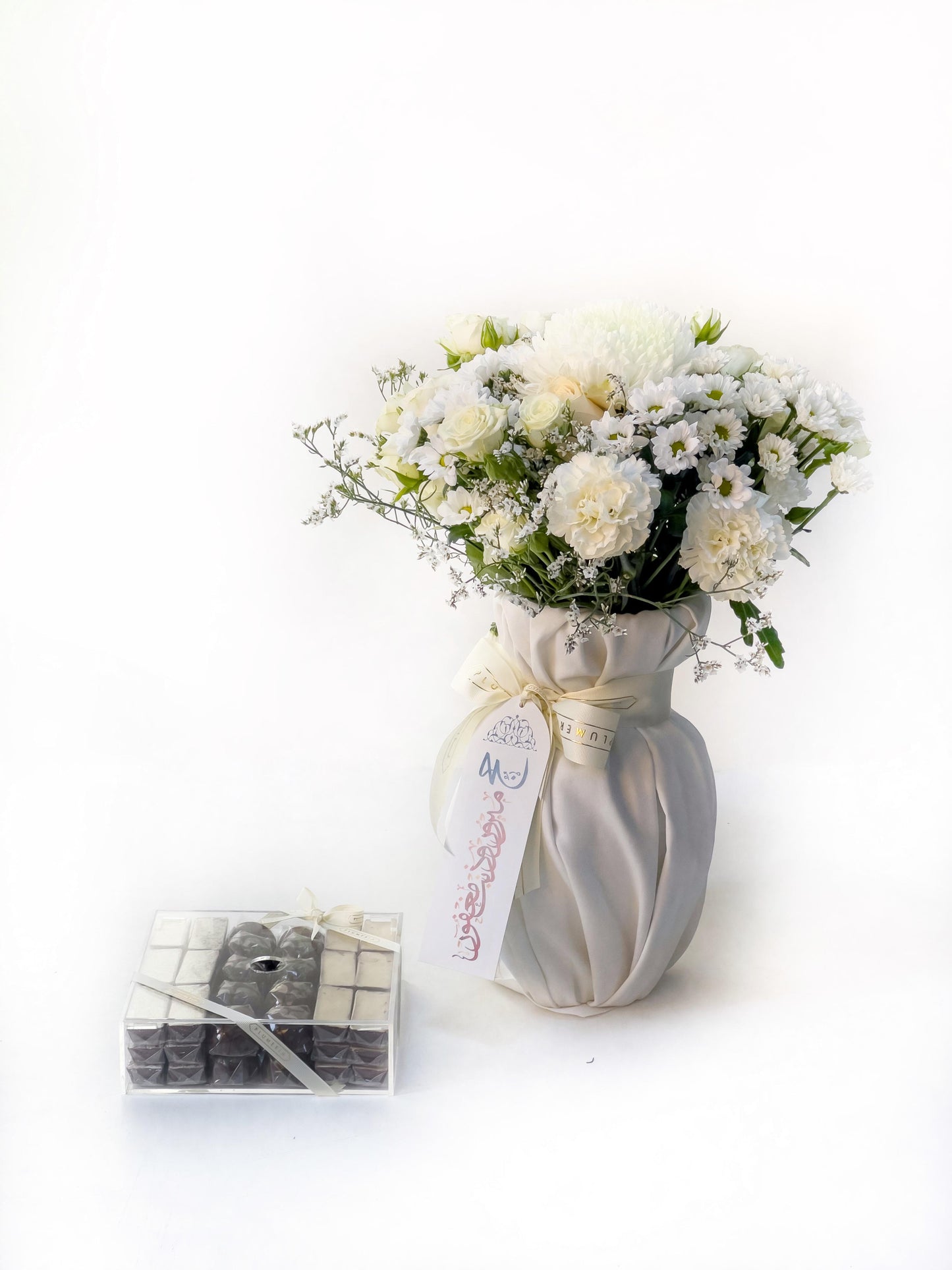 Premium Hajj Gift – Flower Vase & Acrylic Chocolate Box